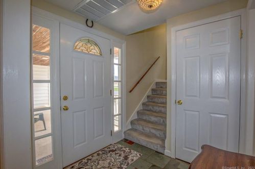 147 Cottage Rd, Enfield CT 06082-2209 exterior