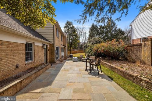 1008 Kimberwicke Rd, Mc Lean VA 22102-1328 exterior