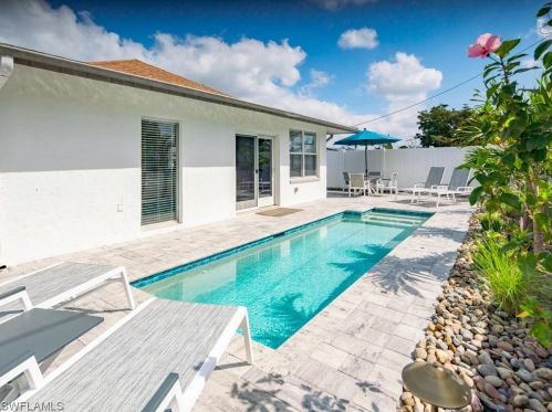 698 99 Ave, Naples FL 34108-2230 exterior