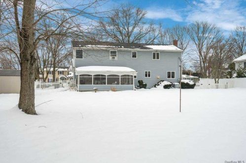 10 Pawnee Dr, Commack NY 11725-4210 exterior