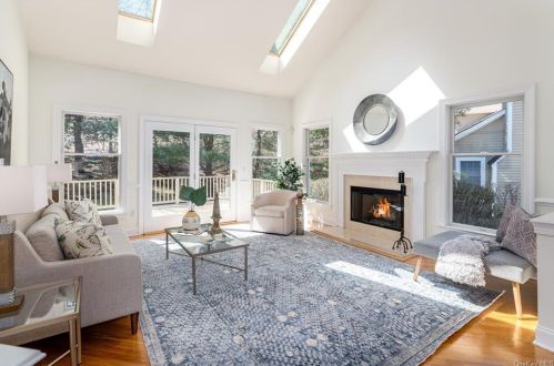 21 Agnew Farm Rd, Armonk, NY 10504-1370