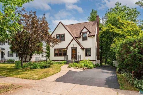 1922 Lakeview Dr, Duluth, MN 55803-2411