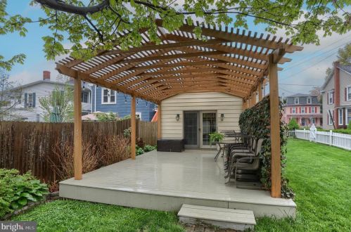 273 Main St, Hummelstown PA 17036-1721 exterior