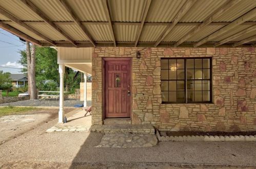 2405 10th St, Austin, TX 78702-3505