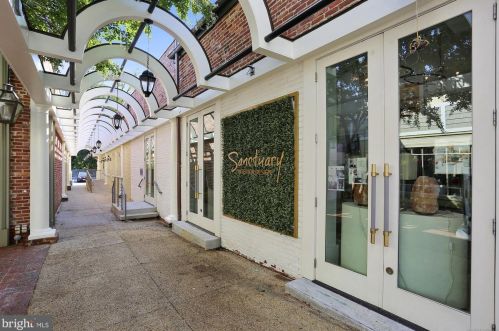 5704 Chapman Mill Dr, Rockville MD 20852-5540 exterior