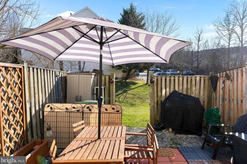 8889 Stable Forest Pl, Bristow VA  20136-5765 exterior