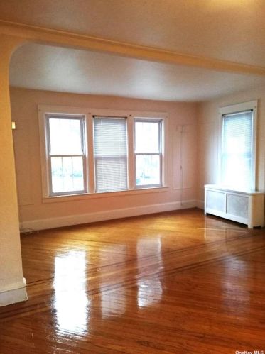 37 Fremont Rd, Valley Stream, NY 11581-2106