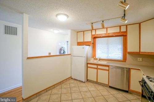 4 Billington Rd, Trenton, NJ 08690-2121