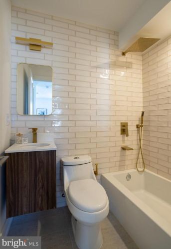 808 Fitzwater St, Philadelphia PA 19147-2808 exterior