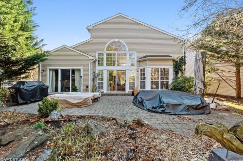 30 Windwatch Dr, Hauppauge NY 11788-3348 exterior