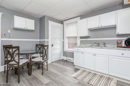 19 Cloverhill Pl, Montclair NJ 07042-4818 exterior