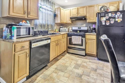 195 Elizabeth St, Derby CT 06418-1814 exterior