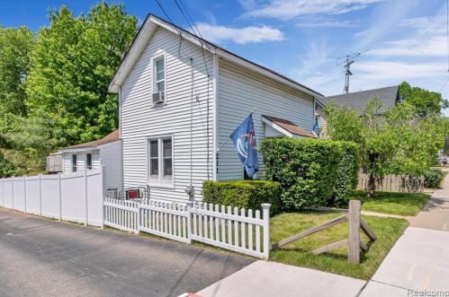 211 Saginaw St, Holly, MI 48442-1408