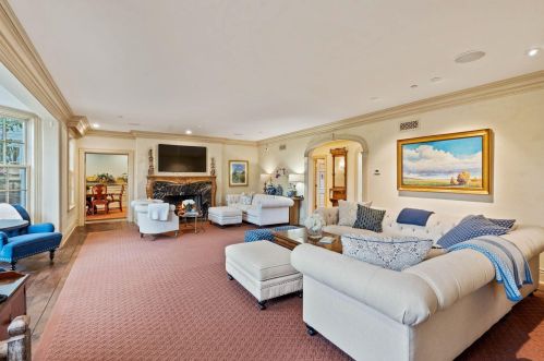 9303 Vly Hl Rd, Milwaukee WI 53217-1039 exterior