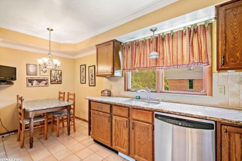 45985 Mdw Cir, Macomb Township MI 48044-3936 exterior