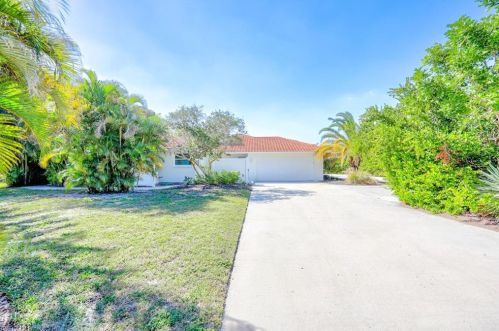 300 Country Clb Dr, Naples FL 34110-1144 exterior