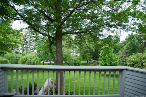 37 Beechwood Way, Briarcliff NY 10510-2405 exterior