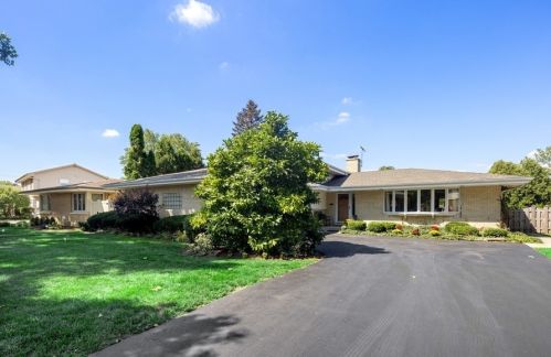 640 Fern Ct, Elmhurst, IL 60126-4616