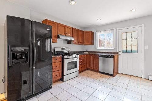 34 Guilford Park Dr, Babylon NY 11704-7928 exterior