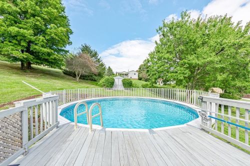 147 Cranbrooke Dr, Moon Twp PA  15108-9118 exterior