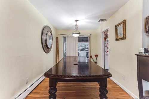 11 Erin Ct, Norwalk CT 06854-3303 exterior