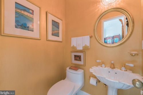 4501 Foxhall Cres, Washington DC 20007-1055 exterior