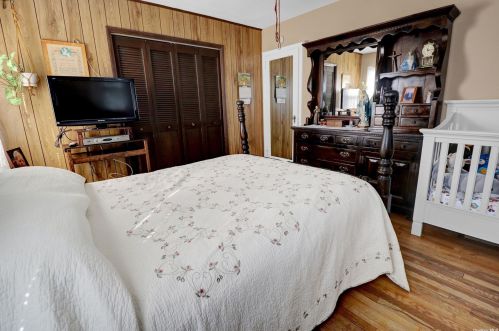 8 Birchwood Dr, Valley Stream NY 11580-1908 exterior