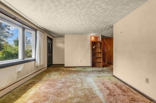 7 Cora St, Enfield CT 06082-5119 exterior