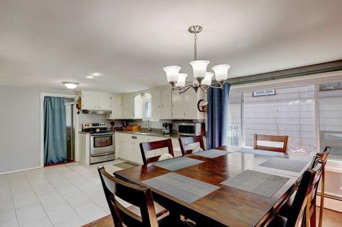 381 Dunlap St, Woonsocket RI 02895-3614 exterior