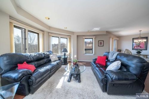 505 Chase Ct, Edgewater, NJ 07020-1610