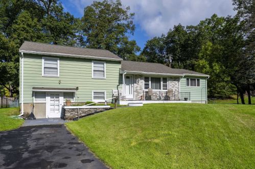 2 Merrimac Rd, Poughkeepsie, NY 12603-5661