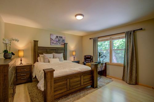 1890 Park Rdg Dr, Chaska MN 55318-2810 exterior