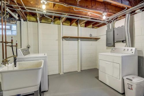 936 Currie Pl, Milwaukee WI 53213-3006 exterior