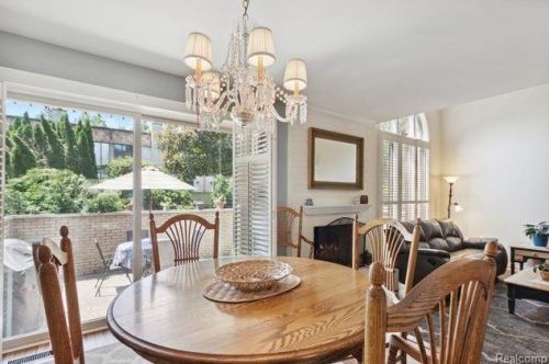 1201 Oakwood Ct, Rochester MI 48307-2539 exterior