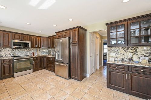 95 Midway St, Babylon NY  11702-4311 exterior