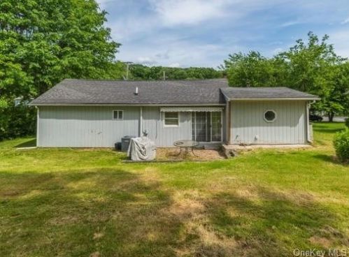 453 Clove Rd, Monroe NY 10950-4621 exterior