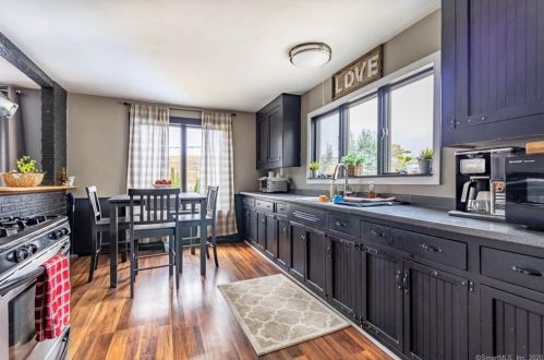 310 Roosevelt Dr, Seymour CT 06478-1738 exterior