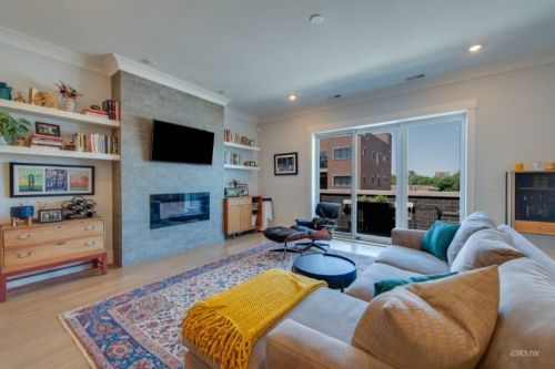 2751 Lawrence Ave, Chicago, IL 60625-4212