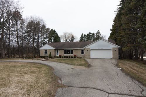 8733 Spruce Rd, Milwaukee WI 53217-1520 exterior