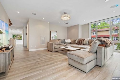 24 Casta Ln, Edgewater NJ 07020-1504 exterior