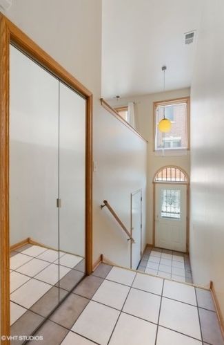 2815 Farrell St, Chicago, IL 60608-5669