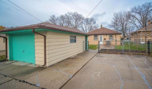 6221 Spencer Pl, Milwaukee WI  53218-4946 exterior