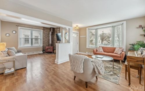 27 Maplewood Pl, New Brunswick, NJ 08902-2318