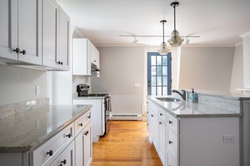 29 Champlin St, Middletown RI 02840-2879 exterior