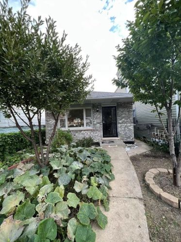 4641 Albany Ave, Chicago, IL 60625-4424