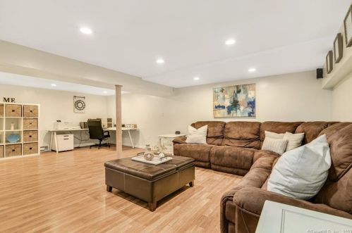 19 Dl Dr, Milford CT 06461-1908 exterior