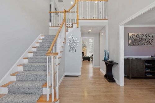 93 Sherwood Dr, North Andover, MA 01845-3247