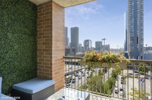 720 Randolph St, Chicago IL 60661-2129 exterior