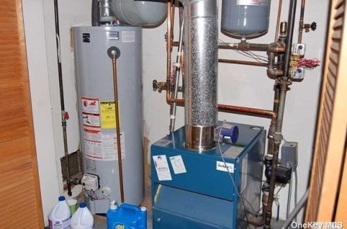 2 Chongo Pl, Huntington Station NY 11746-6606 exterior