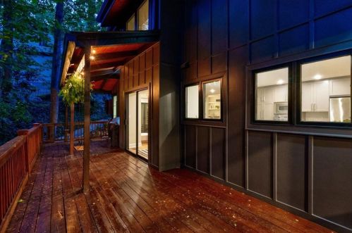 620 Colebrook Ct, Atlanta GA  30327-4710 exterior